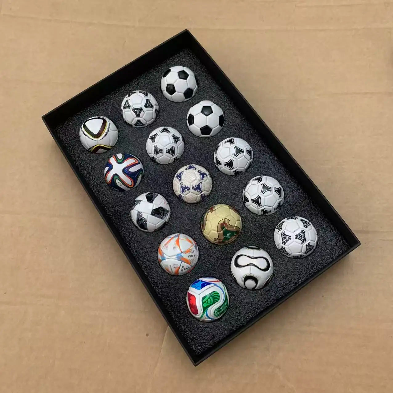 15 mini-ballons de football à collectionner